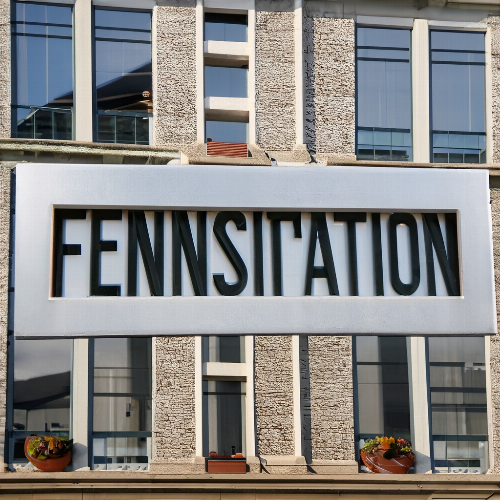 इमारत के अग्रभाग के संदर्भ में 'फेनेस्ट्रेशन' शब्द का क्या अर्थ है?